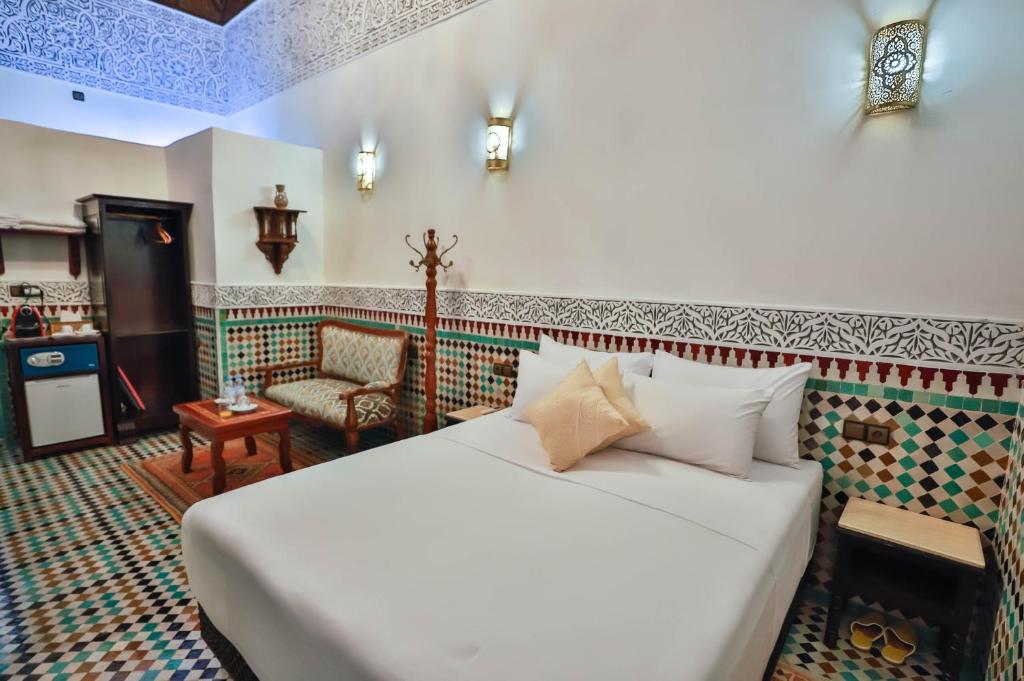 Postel nebo postele na pokoji v ubytování Riad Farouzi Fes