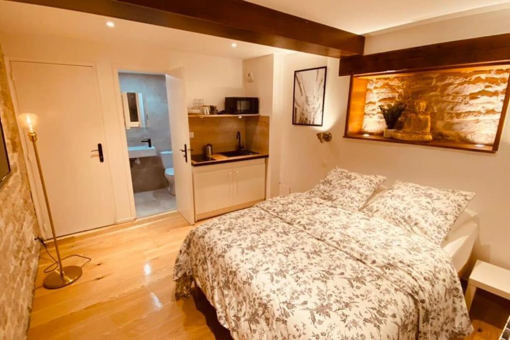 Postel nebo postele na pokoji v ubytování Studio rénové avec patio, coeur du centre ville