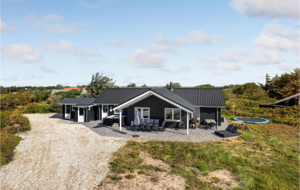 una casa en una colina con una entrada de grava en Cozy Home In Vestervig With Wifi en Vestervig