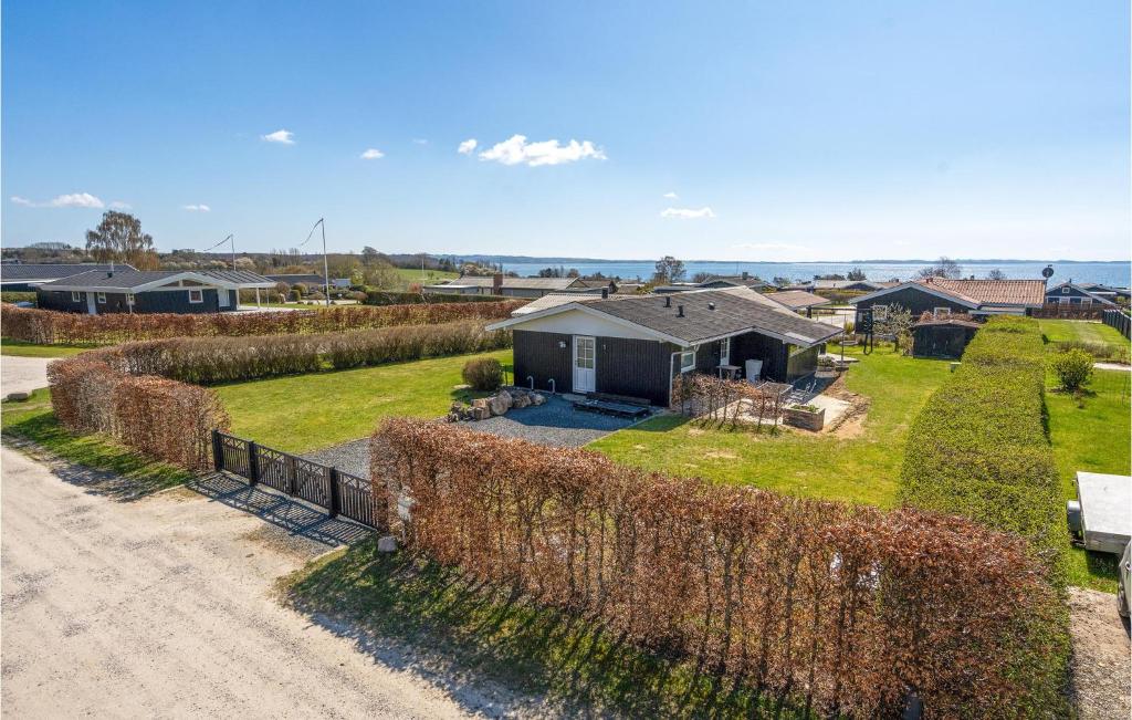 une vue aérienne sur une maison avec une clôture dans l'établissement Awesome Home In Rnde With Wifi, à Rønde