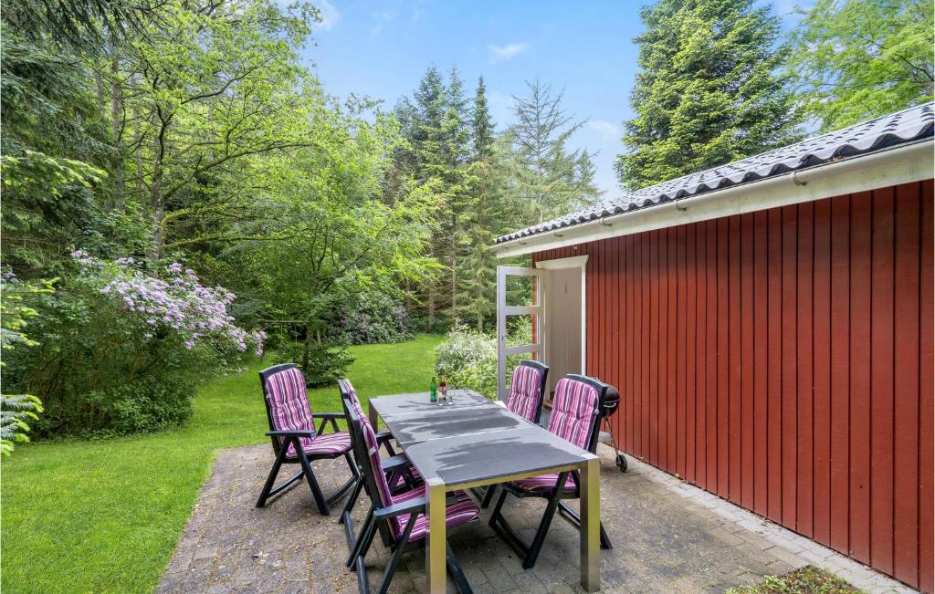 Zahrada ubytování 3 Bedroom Lovely Home In Gistrup