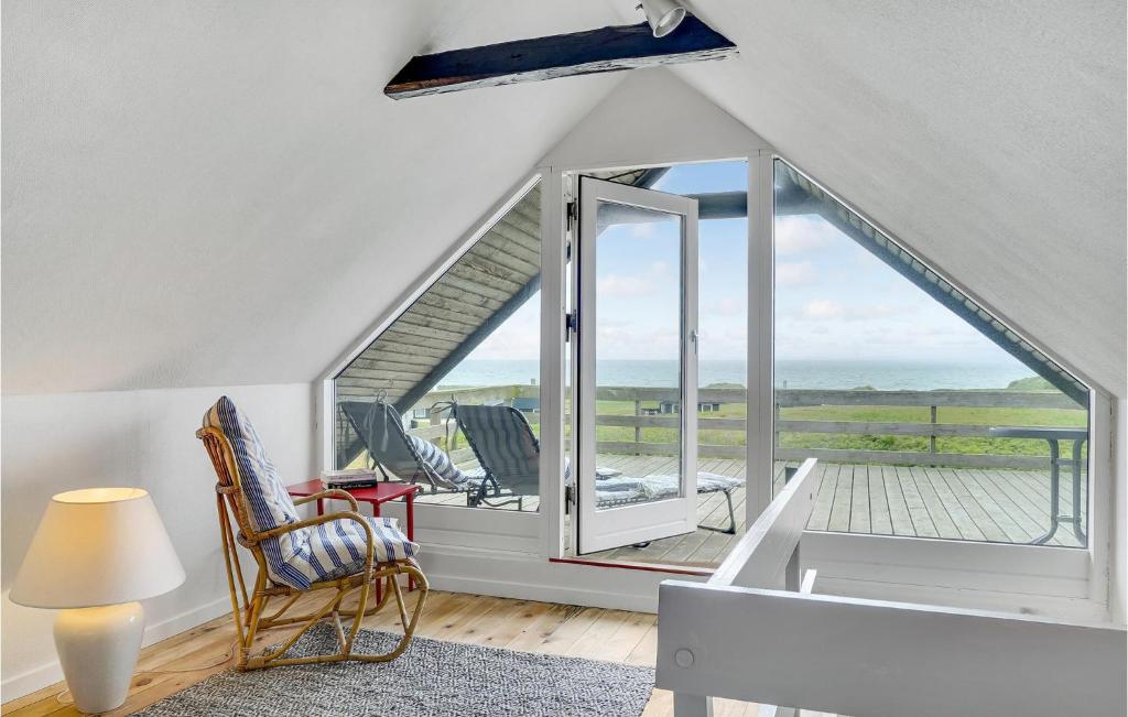 Zimmer mit einem großen Fenster und Meerblick in der Unterkunft Amazing Home In Lemvig With House Sea View in Lemvig