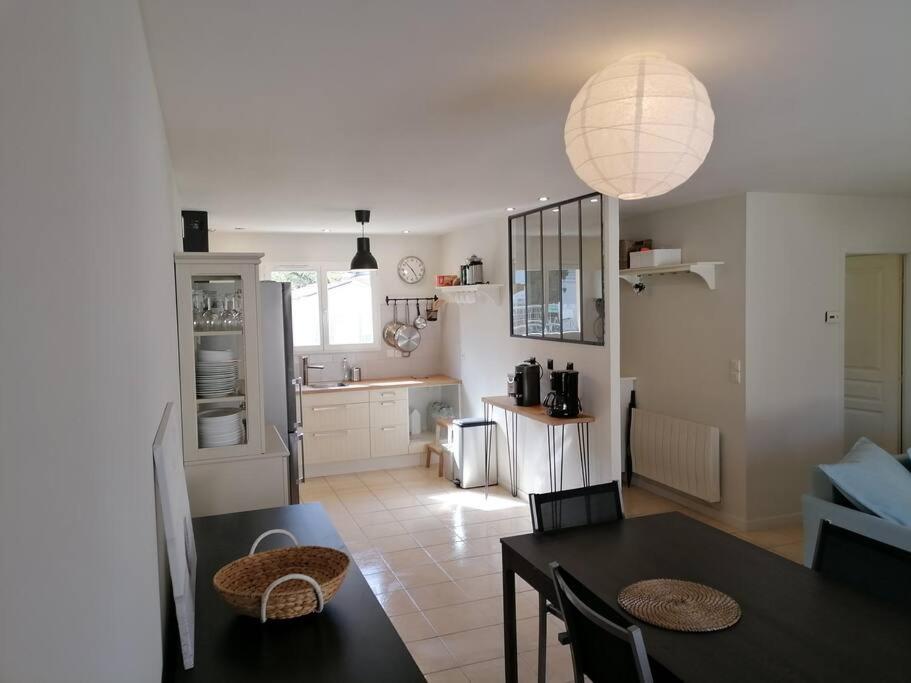 A kitchen or kitchenette at Maison chaleureuse proche plage du Gurp