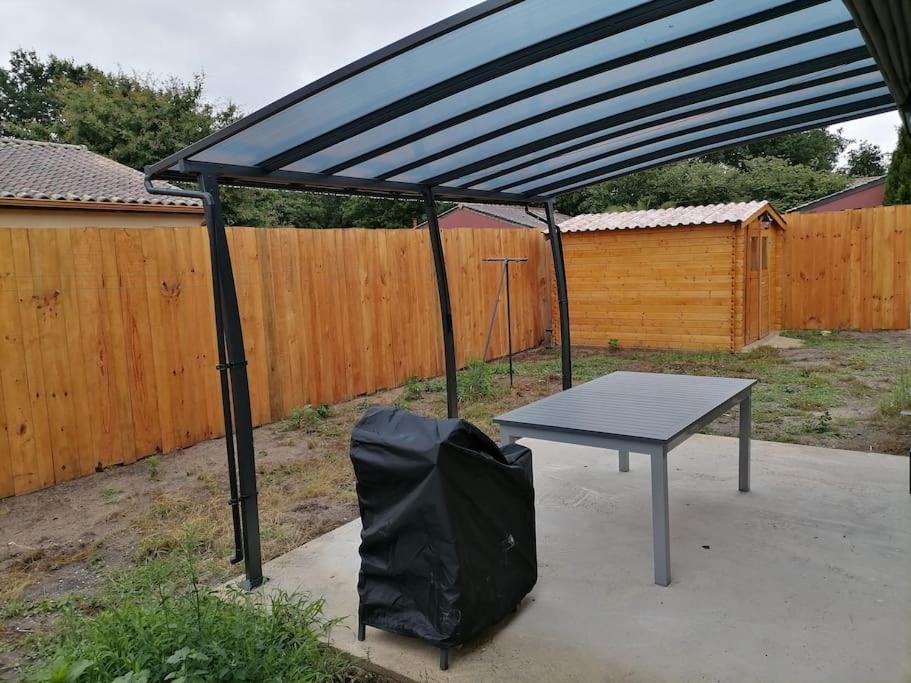 Patio lub wspólna przestrzeń na świeżym powietrzu w obiekcie Maison chaleureuse proche plage du Gurp