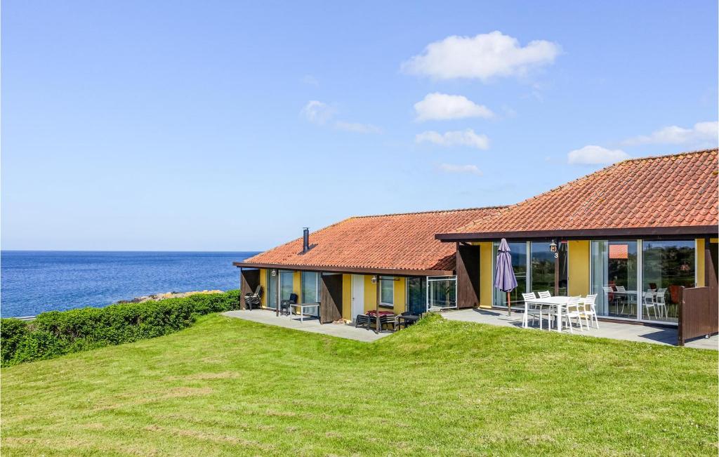 Casa con vistas al océano en Beautiful Apartment In Gudhjem With House Sea View, en Gudhjem