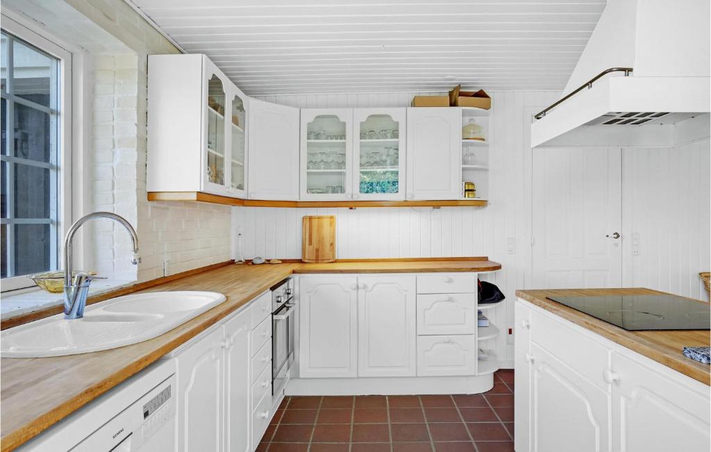 Kuchyň nebo kuchyňský kout v ubytování 4 Bedroom Nice Home In Knebel