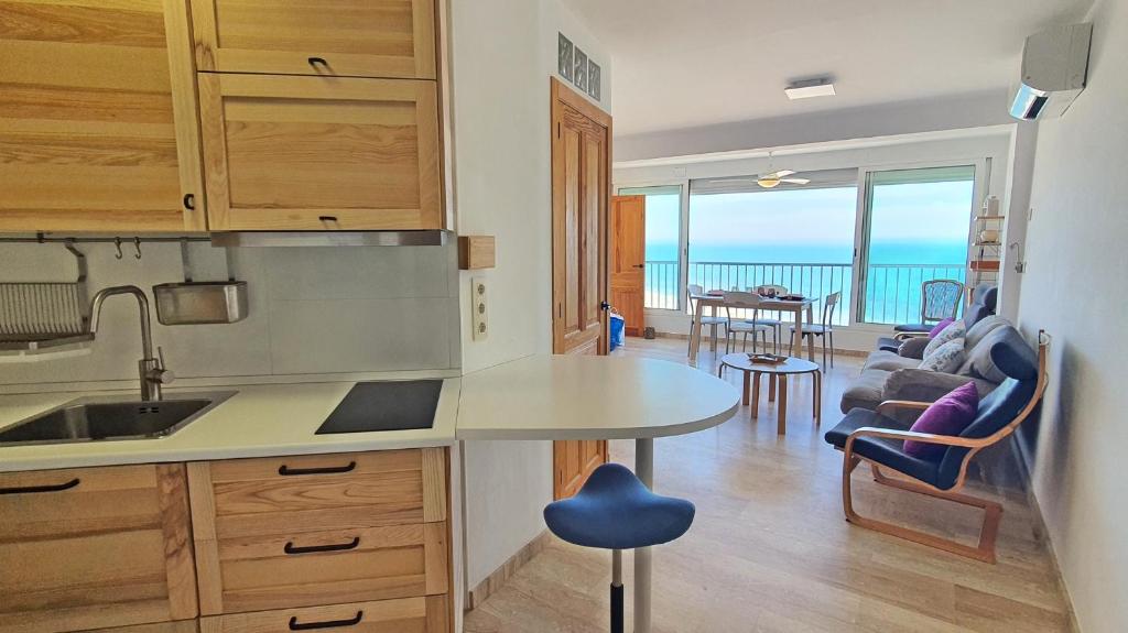 Kuchyň nebo kuchyňský kout v ubytování BONAIRE CELESTE 11 - Frente a la playa - Solo Familias