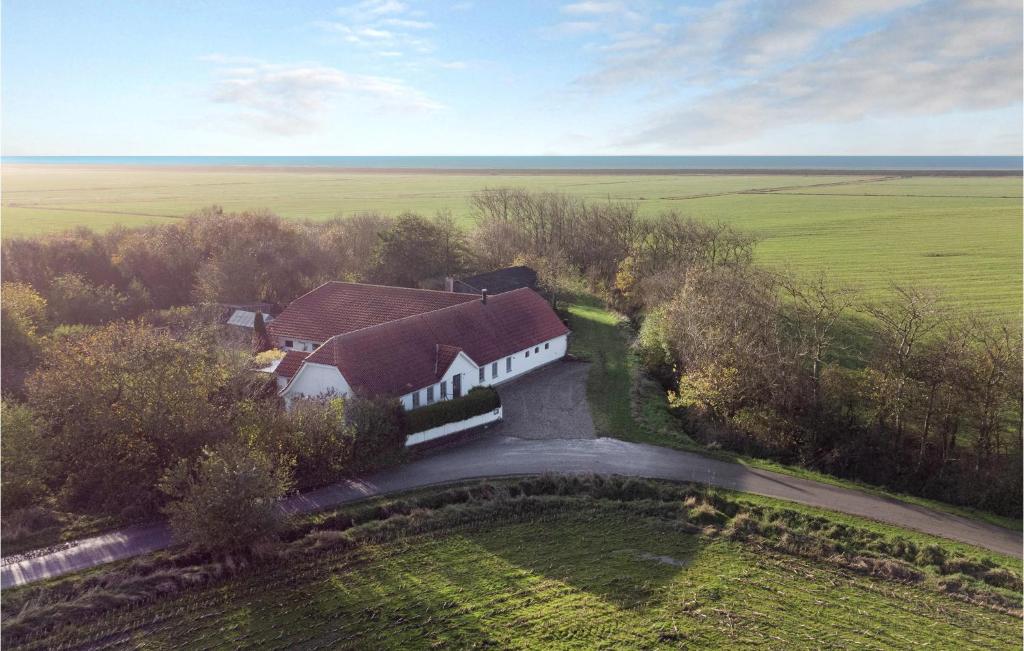 una vista aérea de una casa en un campo en Gorgeous Home In Skrbk With Wifi, en Skærbæk