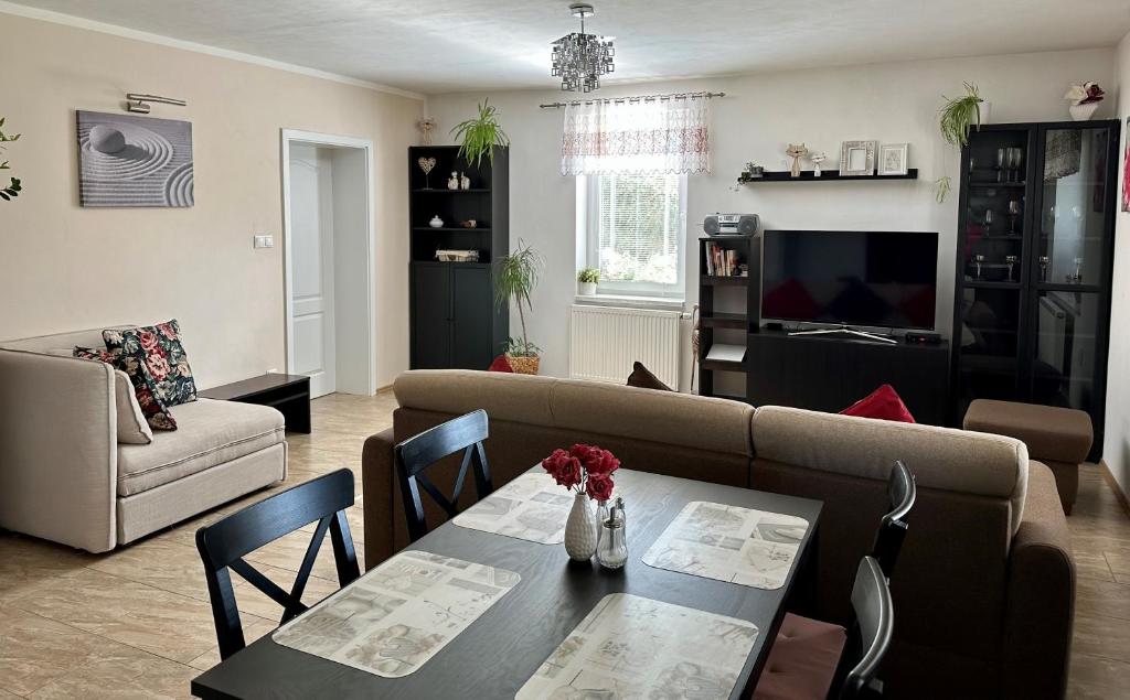 Posezení v ubytování Apartment Boroví