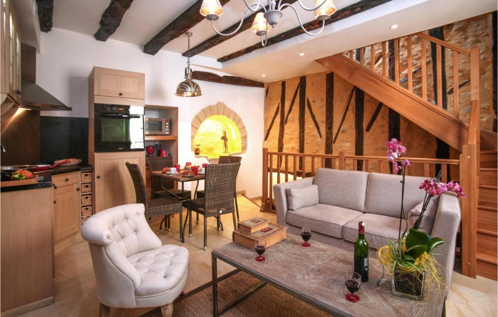 un salon avec un canapé et une table dans l'établissement Gite Barry, à Sarlat-la-Canéda