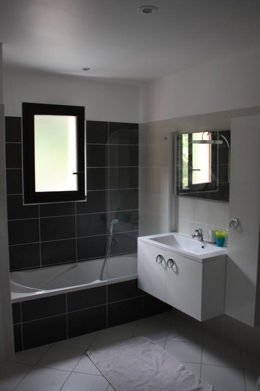Kúpeľňa v ubytovaní Vue imprenable sur Lac de Serre-Ponçon à Chorges : appt prestige 8 pers