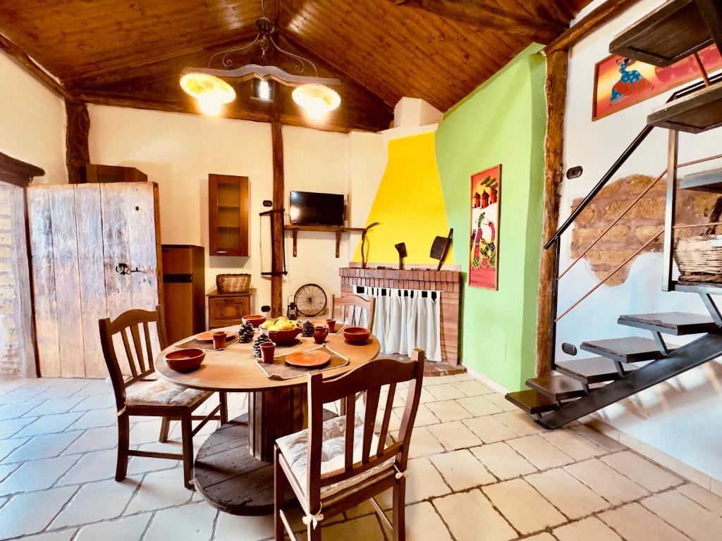 cocina con mesa y sillas en una habitación en Capanna sul Porto, en San Calogero