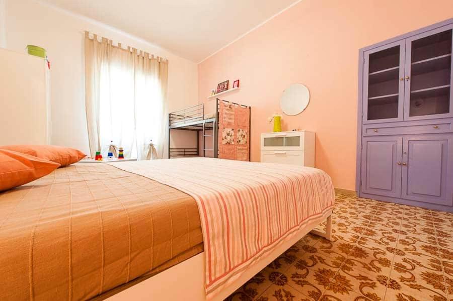 1 dormitorio con 1 cama grande en una habitación en Casa Anna a 100mt dal mare en Sperlonga