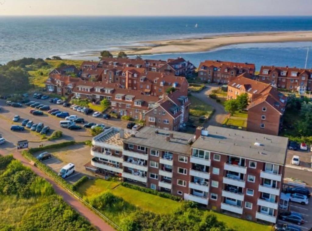 - une vue aérienne sur un complexe d'appartements à côté de l'océan dans l'établissement Haus Seelöwe Wohnung 1, à Wittdün