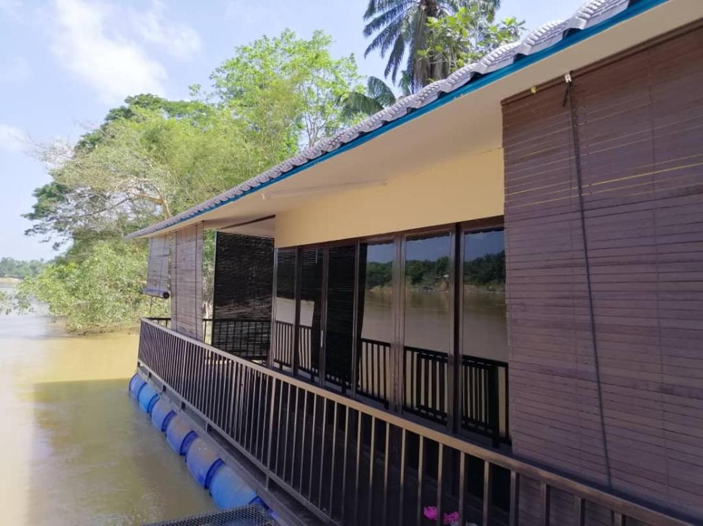 una casa en medio de un río en Chalet Terapung Laman Tok Ayah Temerloh, en Temerloh