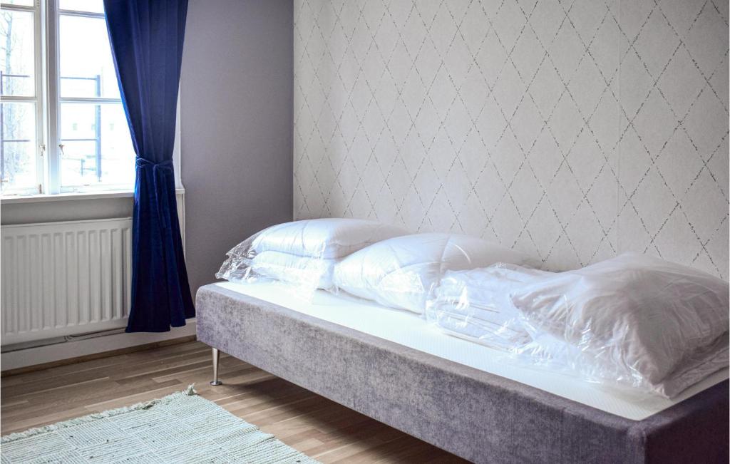 Postel nebo postele na pokoji v ubytování 4 Bedroom Lovely Apartment In Orrefors