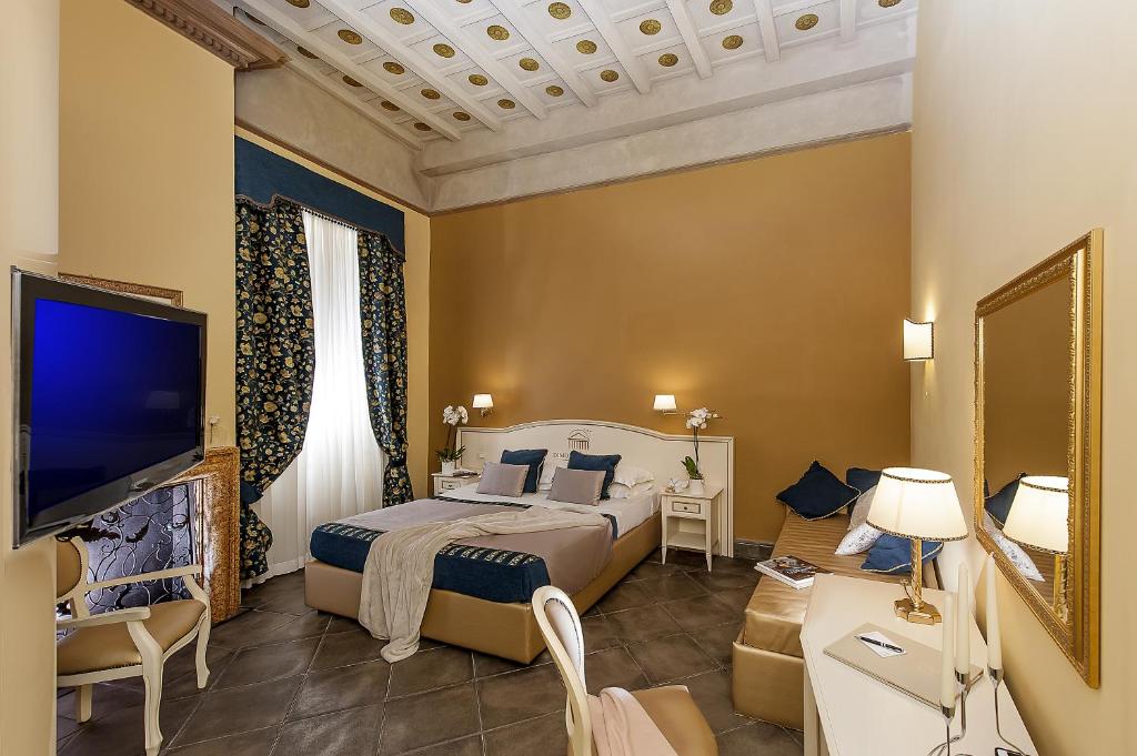 een hotelkamer met een bed en een flatscreen-tv bij Dimora Degli Dei in Rome