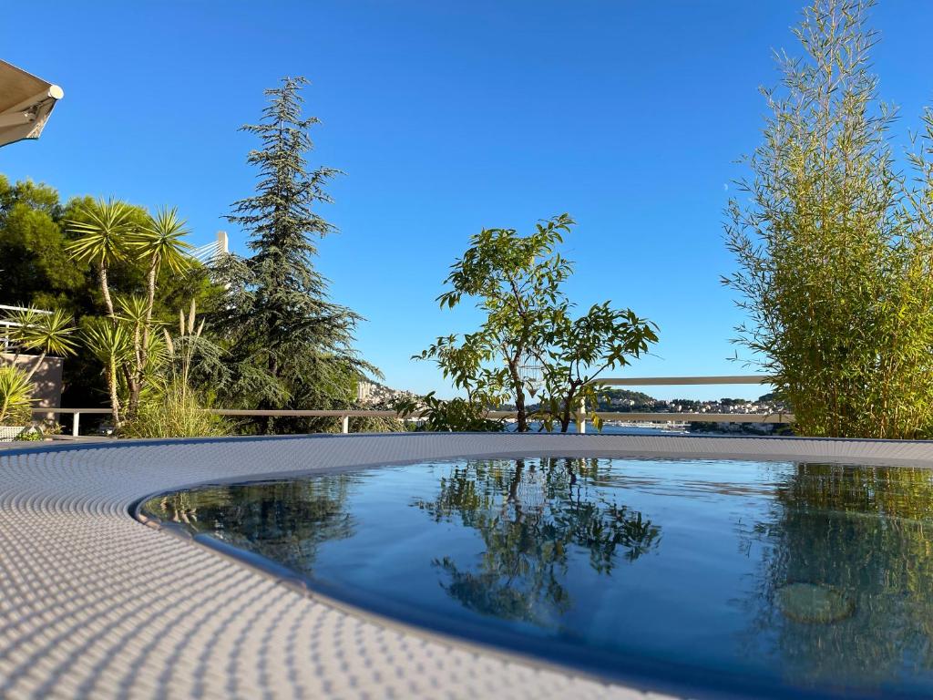 una piscina en un patio con árboles en Holiday Home Arte en Dubrovnik
