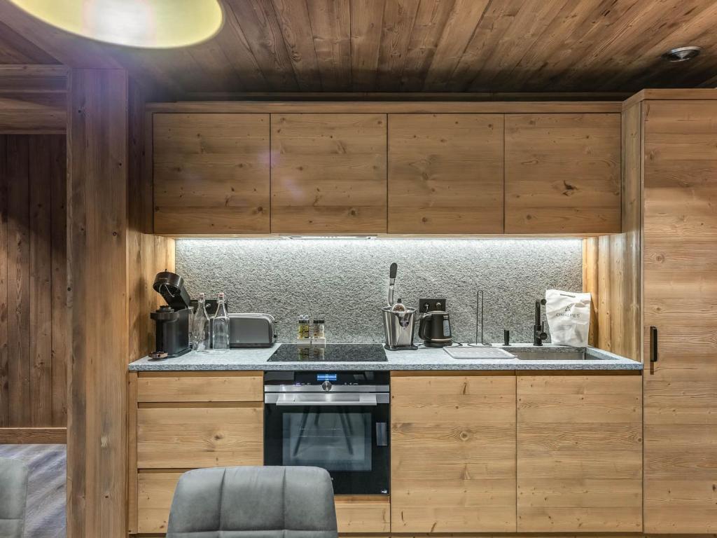 Kuchyňa alebo kuchynka v ubytovaní Charmant appartement à Courchevel Le Praz, proche des pistes, 4 adultes | 1 enfant, services inclus - FR-1-568-22