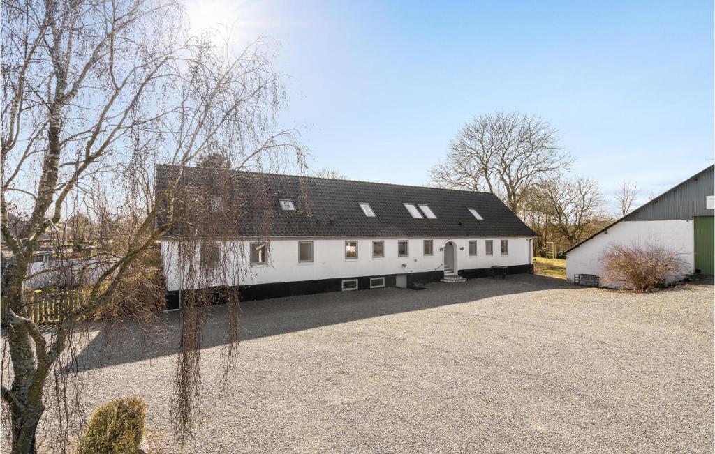 霍伊斯萊烏的住宿－Gorgeous Home In Hjslev With Wifi，黑色屋顶的大型白色谷仓