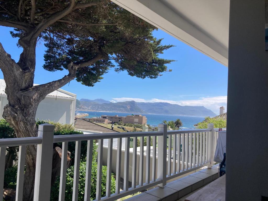 una vista sull'oceano da un balcone della casa di Restore your Soul, Boulders Beach, Simonstown a Simonʼs Town