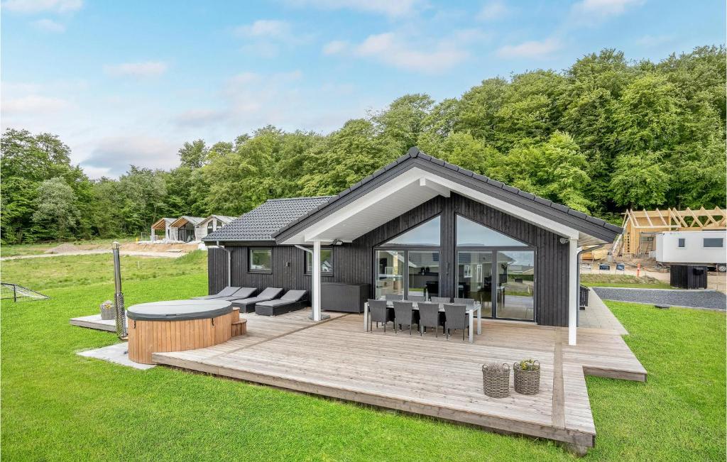 een modulair huis met een terras en een patio bij Nice Home In Sjlund With Wifi in Sjølund