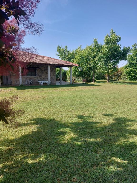una casa con un gran patio con un gran campo de césped en Los 11 Postes, en Candeleda