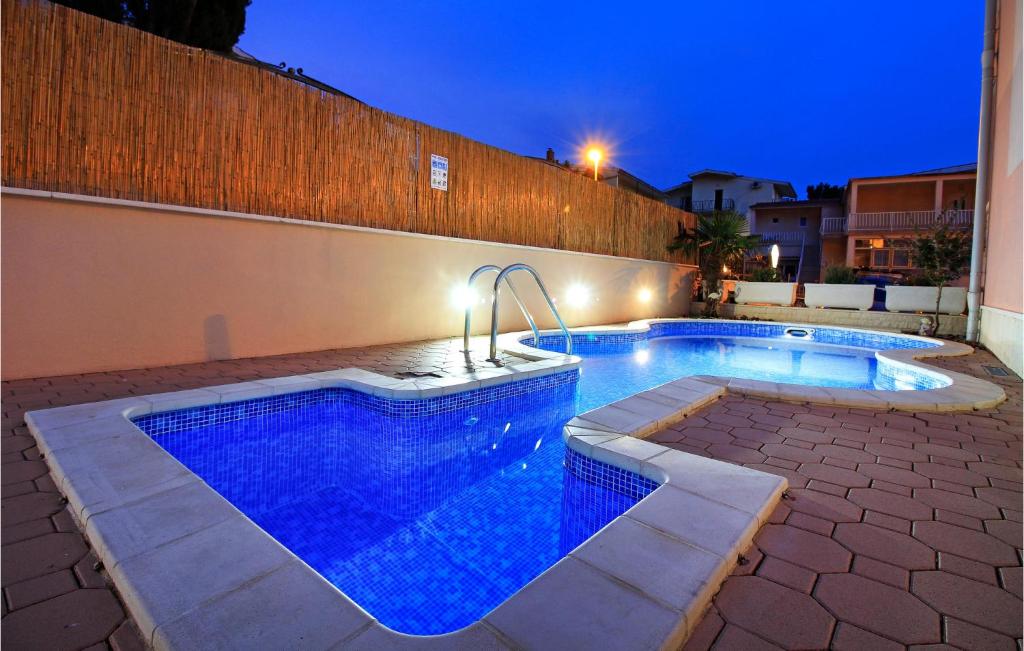 Bazen u ili blizu objekta Cozy Apartment In Baska Voda With Outdoor Swimming Pool