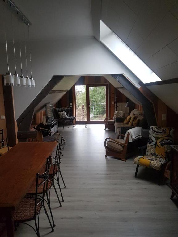 的住宿－Simba，客厅设有拱形天花板、桌子和椅子