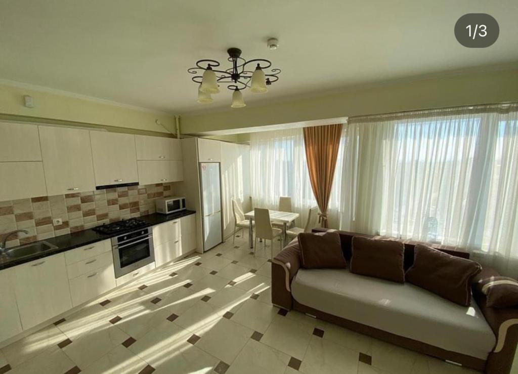 un soggiorno con divano e tavolo di Cozy apartment a Chişinău