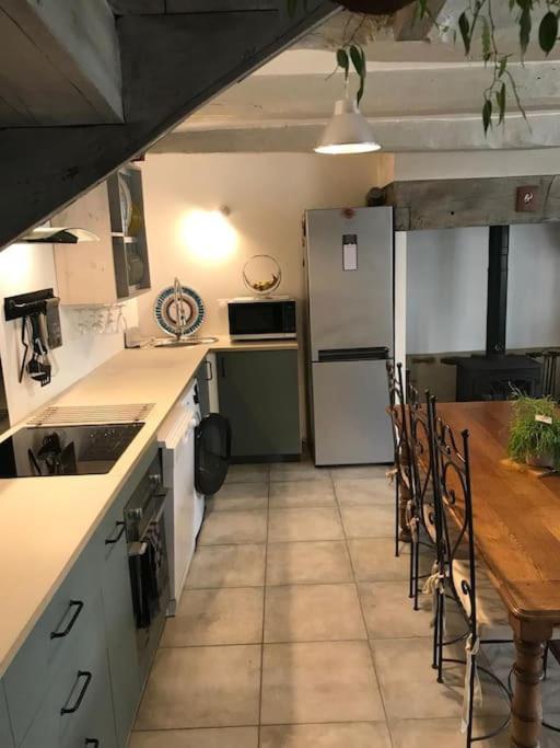 Kuchyň nebo kuchyňský kout v ubytování Charmant gîte entre vallée de la Rance et côte d'Emeraude