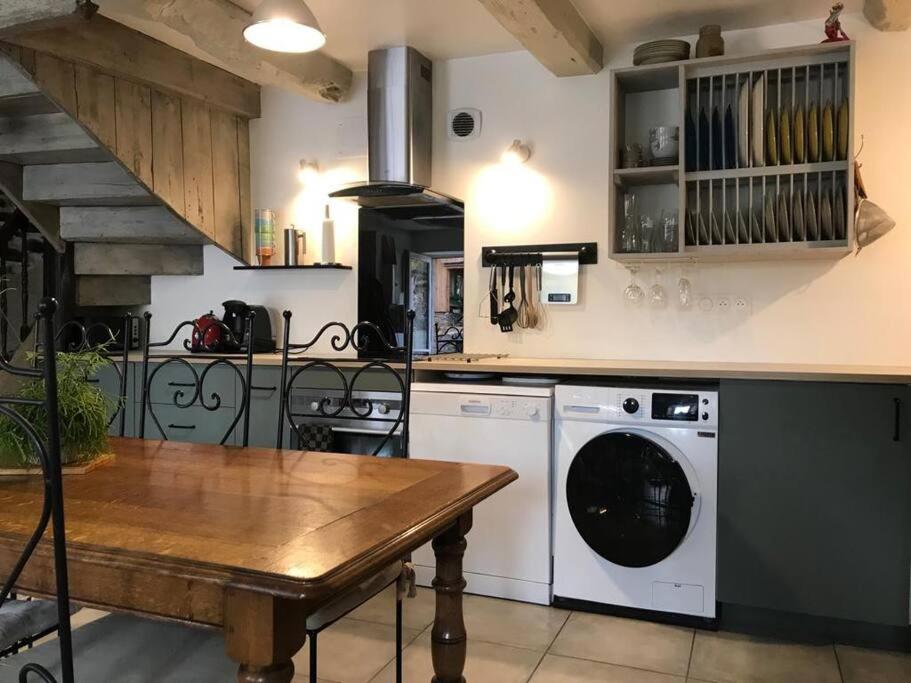 Kuchyň nebo kuchyňský kout v ubytování Charmant gîte entre vallée de la Rance et côte d'Emeraude