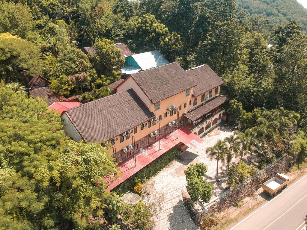 uma vista superior de uma casa com um telhado em Centro Bajo Hotel & Resto em Labuan Bajo