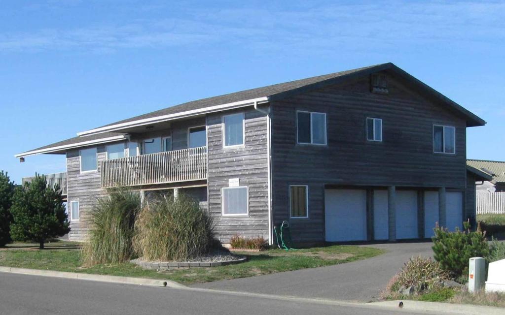 a large house with a gambrel at Coquille Point Condo in Bandon