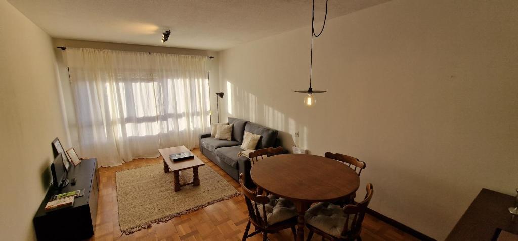 a living room with a table and a couch at Casa Blikstad, Con Wifi y Garaje · 3 hab - 6 pax in Gijón