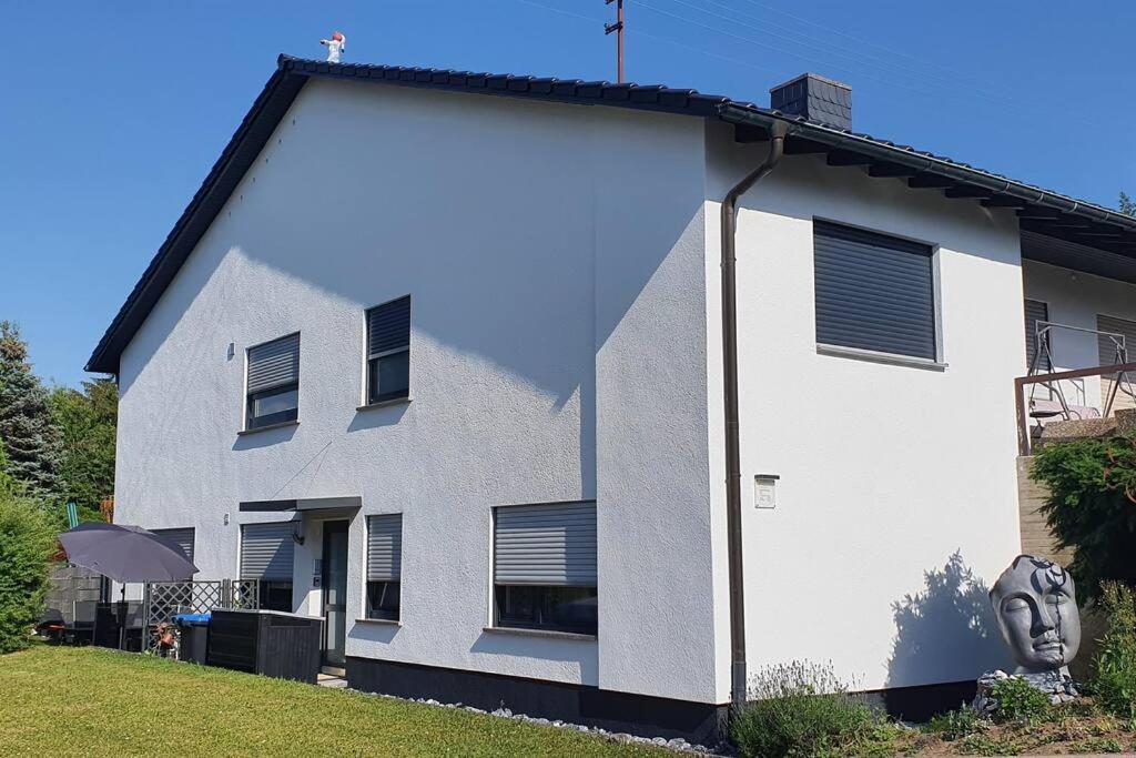 Una casa blanca con una cara en el costado. en 4****Sterne Ferienwohnung Mia DTV Klassifizierung en Blieskastel