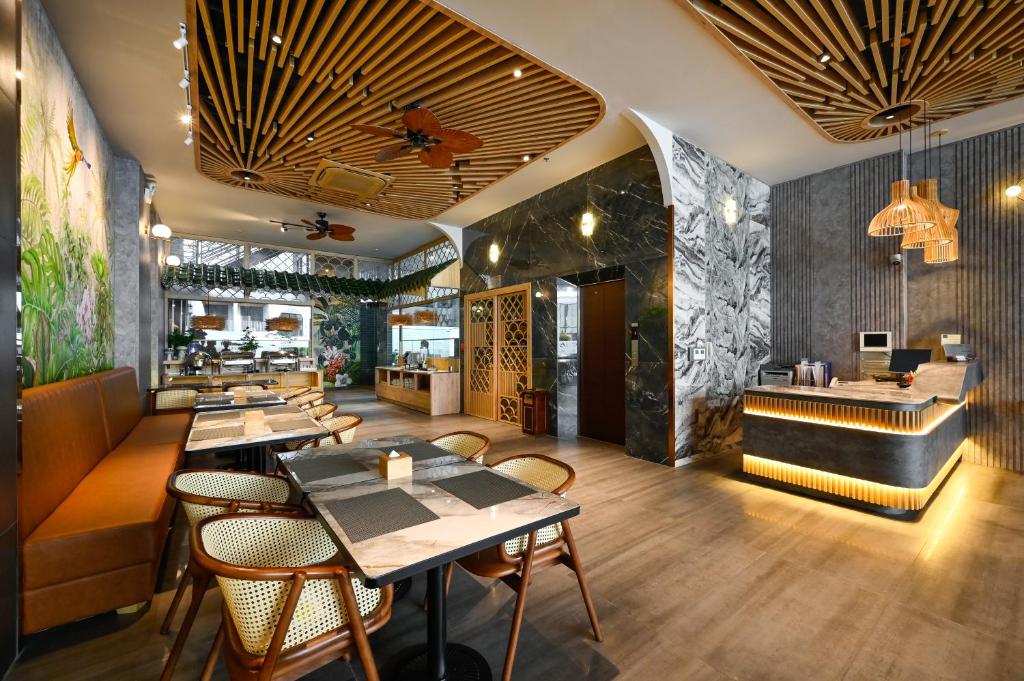 Um restaurante ou outro lugar para comer em La Opera Saigon Hotel