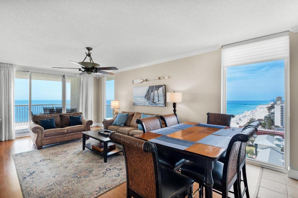 uma sala de jantar com uma mesa e vista para o oceano em Majestic Beach Towers 1-1701 em Panama City Beach