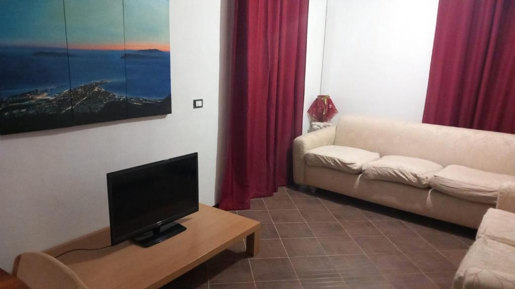 a living room with a couch and a tv at bayekou in Paceco