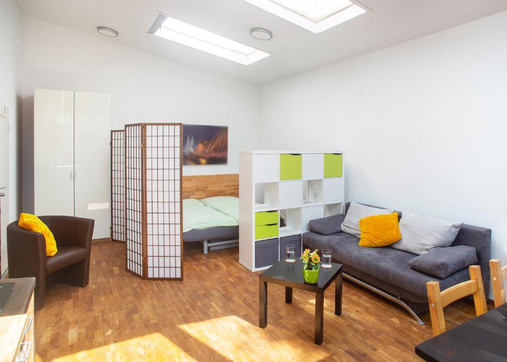 ein Wohnzimmer mit einem Sofa und einem Tisch in der Unterkunft Apartment11 Wartburg in Köln