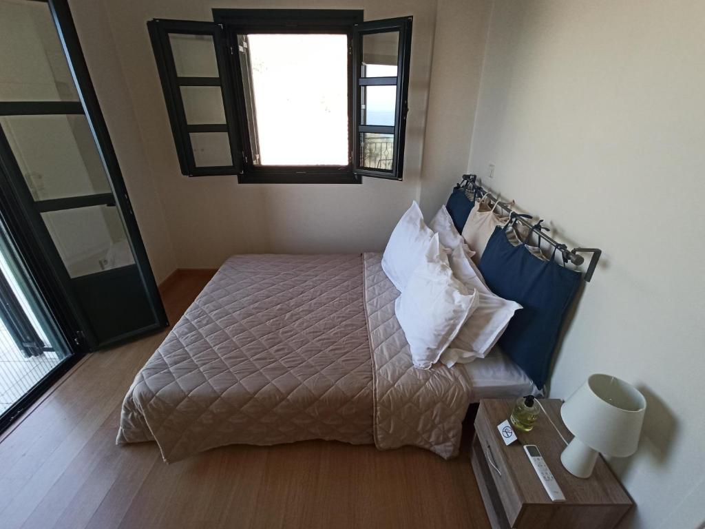 Posteľ alebo postele v izbe v ubytovaní Kiparissia Castle & Sea view