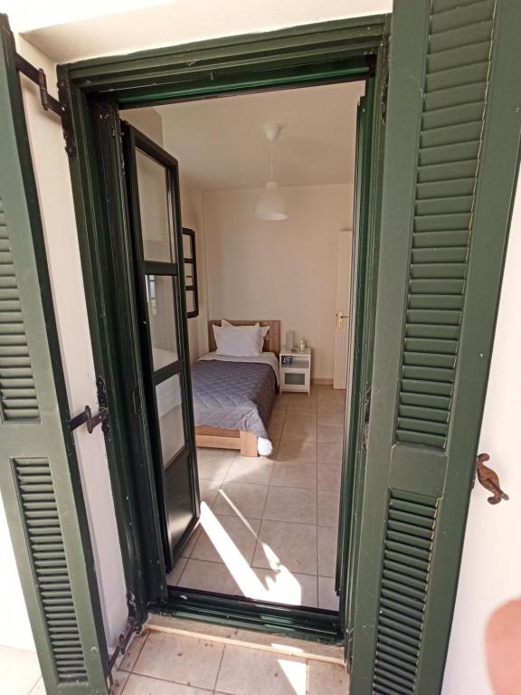 Posteľ alebo postele v izbe v ubytovaní Kiparissia Castle & Sea view