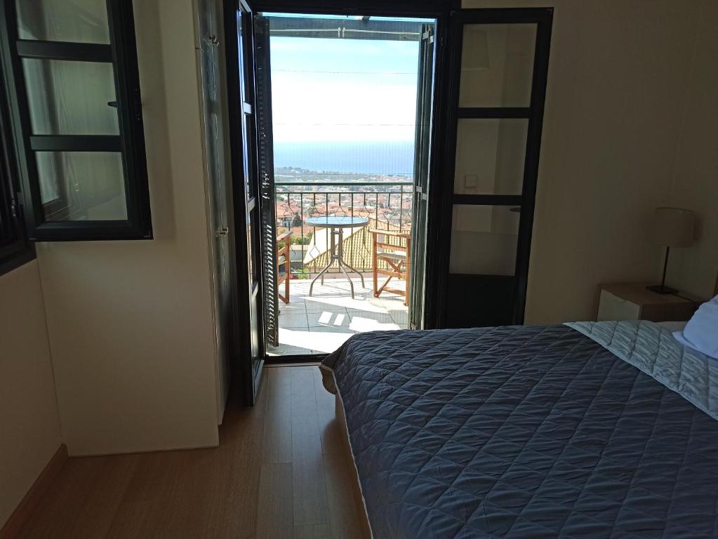 Posteľ alebo postele v izbe v ubytovaní Kiparissia Castle & Sea view