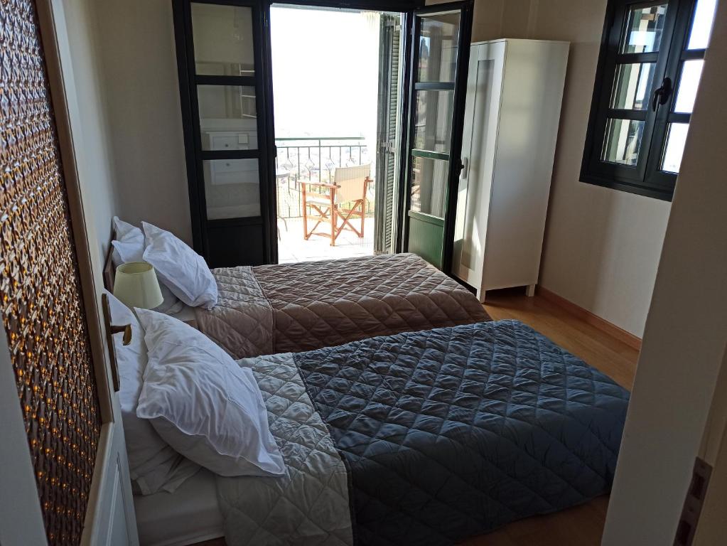 Posteľ alebo postele v izbe v ubytovaní Kiparissia Castle & Sea view