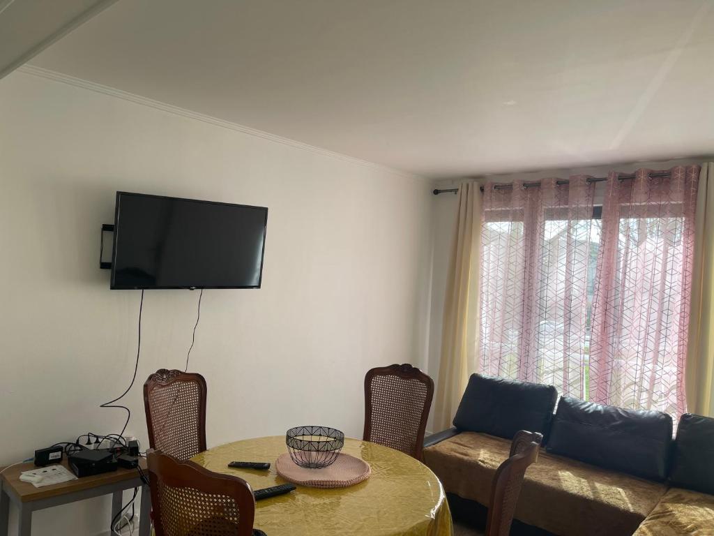 Μια τηλεόραση ή/και κέντρο ψυχαγωγίας στο Grand Appartement spacieux à Évreux