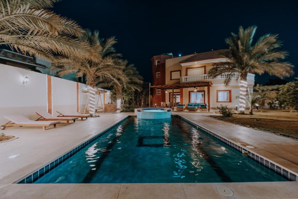 Villa con piscina por la noche en Luxury private villa with pool en Hurghada