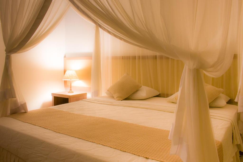 Postel nebo postele na pokoji v ubytování Sarana Praia Hotel