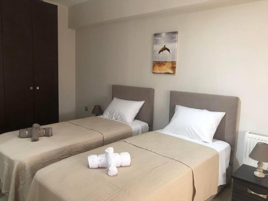 zwei Betten mit einem Teddybären darüber in der Unterkunft Stella Luxury Apartment Kalathos in Kalathos