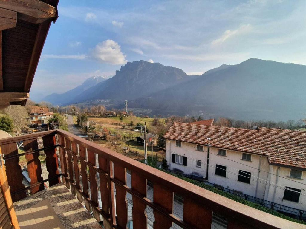 uma varanda com vista para uma montanha em Pleasant apartment in Vendrogno with balcony em Regoledo