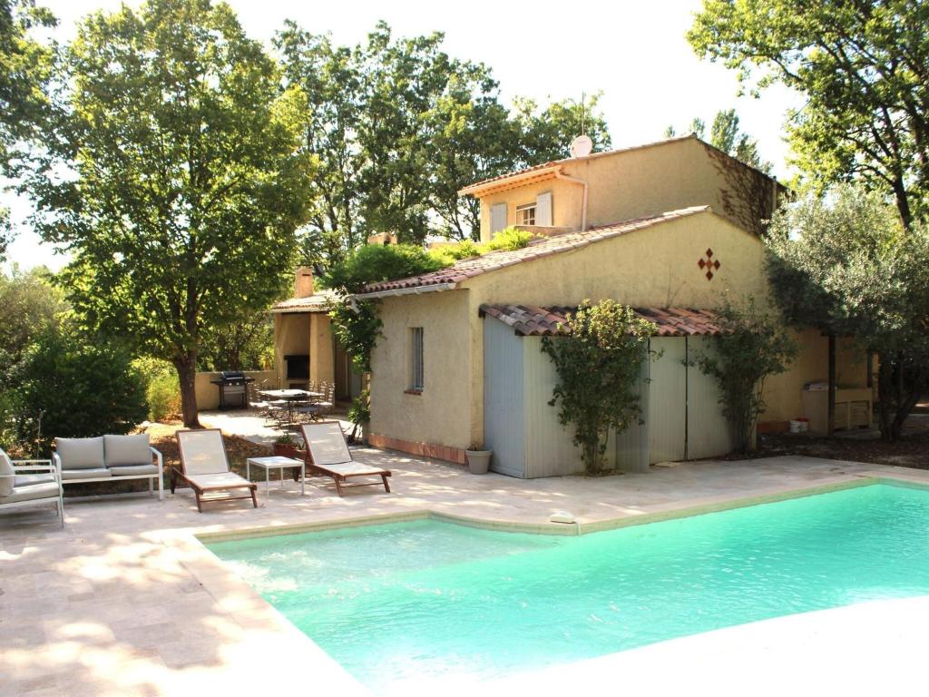 uma casa com piscina em frente a uma casa em Charming holiday home in Lorgues with private pool em Lorgues
